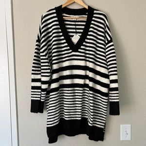 NWT Ava & Viv Fuzzy Soft Black and White Striped Sweater V Neck Womens Plus 3X